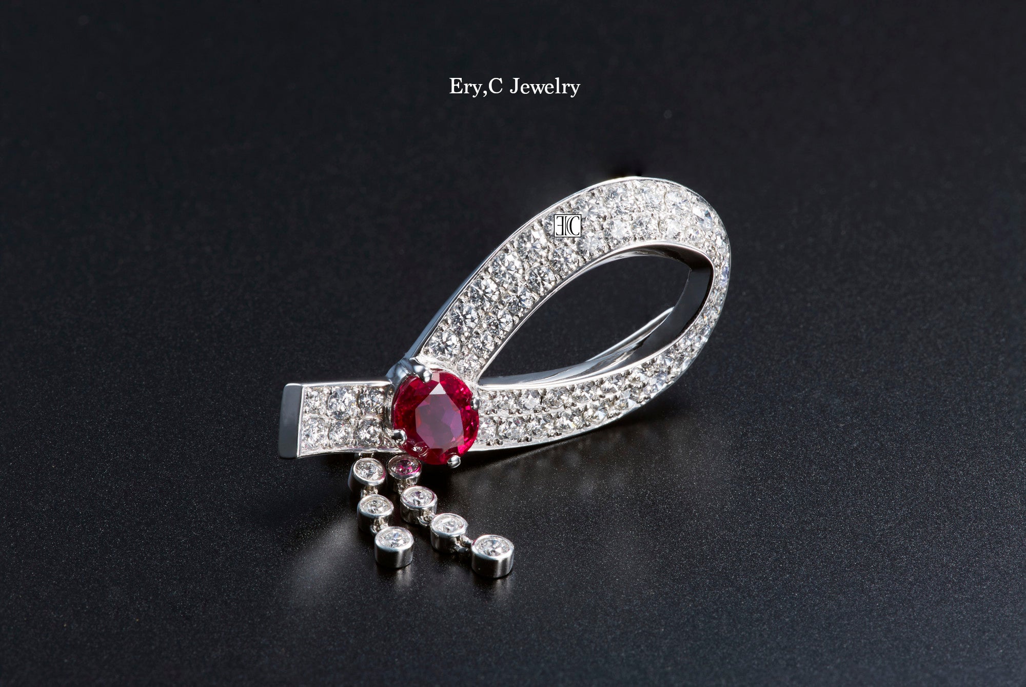 イリーシージュエリー Ery,C Jewelry カナダマークのダイヤモンド  GIA ブローチ ビルマ産 ミャンマー産 ルビーのブローチ 非加熱 無処理 天然石 brooch burma myanmar ruby 2カラット 2ct bow リボン ルビー リボン パヴェ 彫留 オーバルカット 赤い宝石 一点もの eryc jewelry  イリーシー  ダイヤモンドのブローチ  記念日ジュエリー トリプルエクセレント ハートアンドキューピット ラウンド ブリリアントカット 誕生日プレゼント ラウンドシェイプ  金 18K 24K 3ct 3カラット ご褒美ジュエリー  ハイジュエリー  ジュエリーコーデ  クリスマスプレゼント high jewelry rings goldjewelry diamond  VVS VS 宝石 財産 アート 投資 diamond art 3EX H&C hearts and allows CanadaMark  F+ VVS VS round brilliant cut