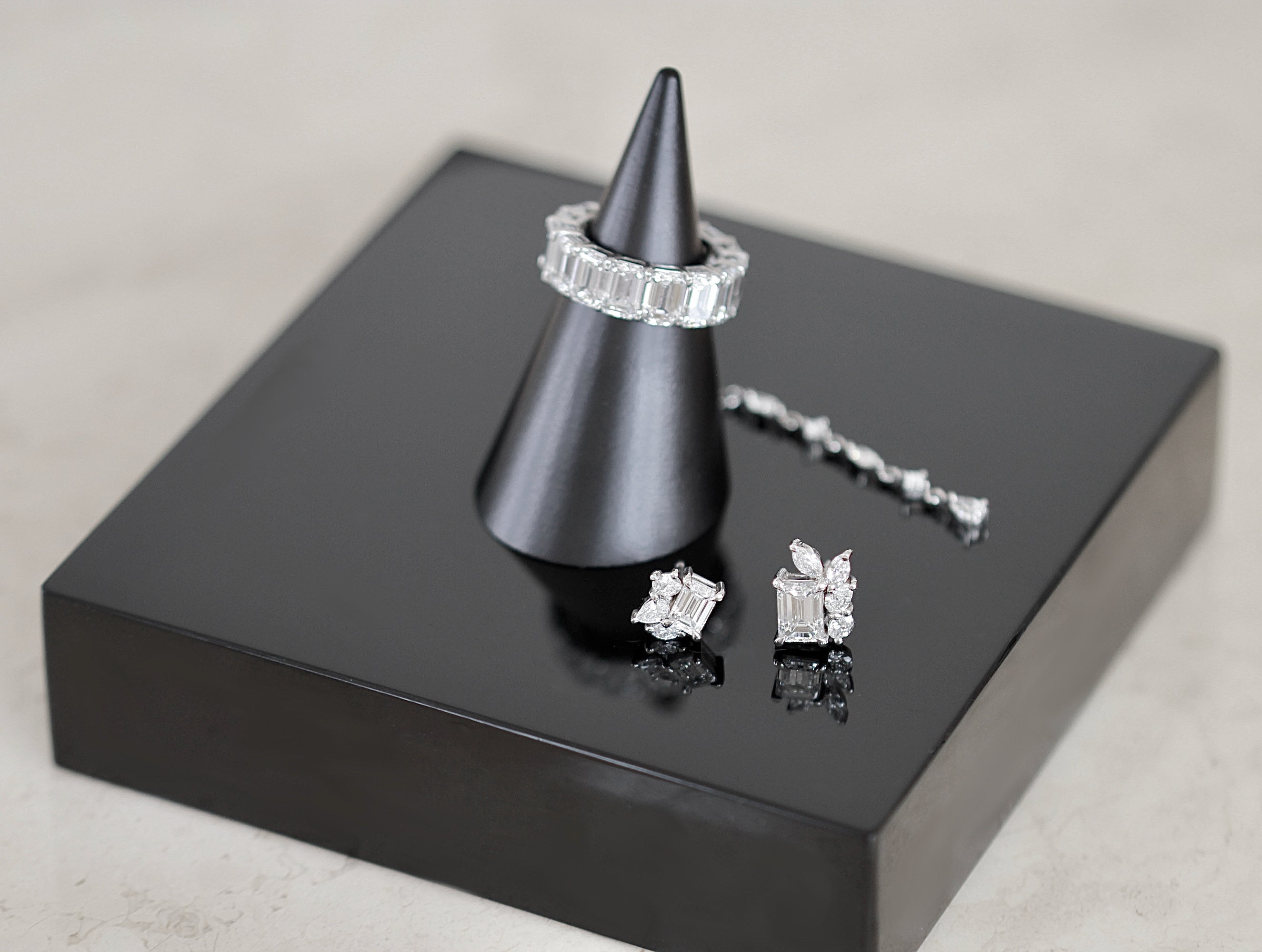 イリーシージュエリー Ery,C Jewelry erycjewelry eryc イリーシー ダイヤモンド  記念日ジュエリー ブランド ハイブランド  誕生日プレゼント 結婚指輪 婚約指輪 マリッジリング エンゲージリング フルエタニティ エタニティリング エタニティバンド エメラルドカット エメラルドシェイプ プラチナ 金 18K 10ct 10カラット 0.7ct 0.7カラット ご褒美ジュエリー ハイジュエリー クリスマスプレゼント GIA 天然ダイヤモンド 指輪 リング 一点もの high jewelry rings gold jewelry diamond 宝石 財産 アート 投資 art 3EX F+ VVS IF color clarity platinum emerald shape cut eternity band ring