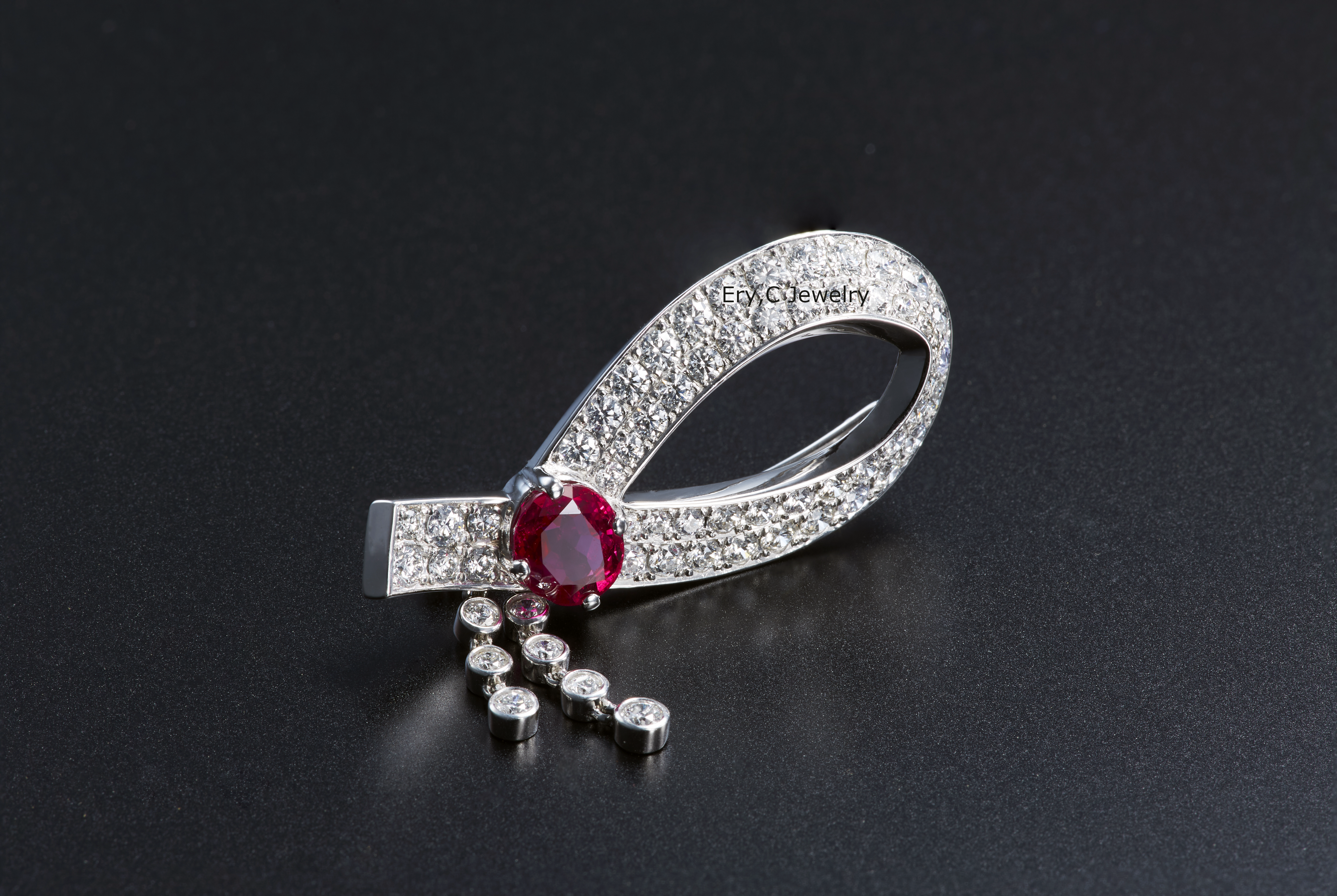 イリーシージュエリー Ery,C Jewelry erycjewelry eryc イリーシー  ダイヤモンド  記念日ジュエリー erycjewelry トリプルエクセレント ハートアンドキューピット ラウンド ブリリアントカット 誕生日プレゼント ラウンドシェイプ  金 18K 24K 3ct 3カラット ご褒美ジュエリー  ハイジュエリー  ジュエリーコーデ  クリスマスプレゼント カナダマーク  GIA ブローチ ビルマ産 ミャンマー産 ルビー 非加熱 無処理 天然石 brooch burma myanmar ruby 2カラット 2ct bow リボン ルビー リボン パヴェ 彫留 オーバルカット 赤い宝石 一点もの high jewelry rings goldjewelry diamond  VVS VS 宝石 財産 アート 投資 diamond art 3EX H&C hearts and allows CanadaMark  F+ VVS VS round brilliant cut