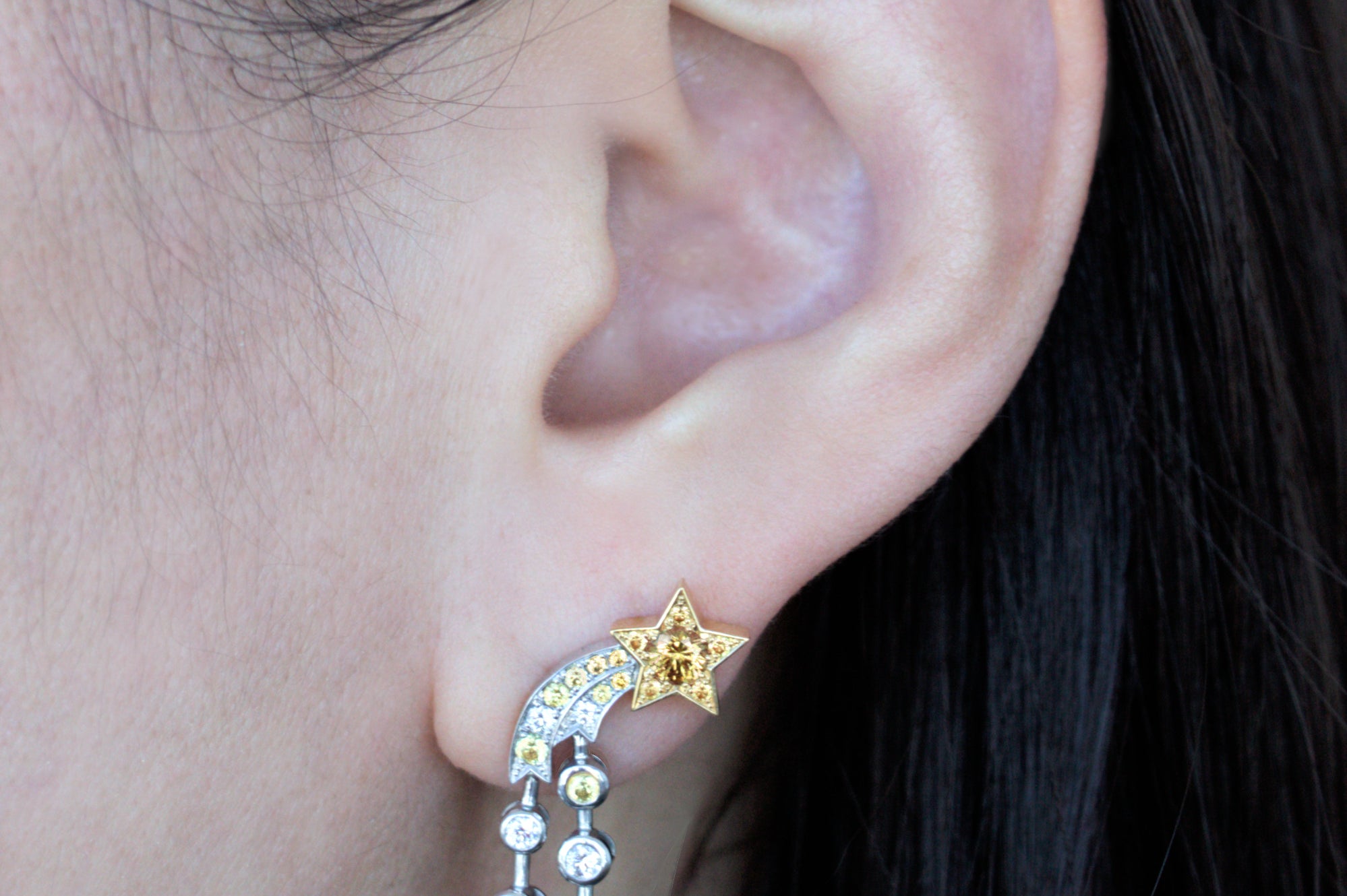 © イリーシージュエリー / Ery,C Jewelry / Eryc Jewelry / erycjewelry / eryc jewelry。夜sora（夜空）コレクションの星 ピアスとコメットと三日月 リング。天の川と流れ星、三日月と星をモチーフにしたハイジュエリーで、天然のカナダマークダイヤモンド（CanadaMark™ ハート＆アロー・ラウンドブリリアント）0.6ct、天然サファイア0.7ct、天然タンザナイト（カボション）3ct、天然ダイヤモンド0.3ct、プリンセスカットダイヤモンド0.6ct、ファンシーライトイエローダイヤモンド0.7ct、天然サファイア0.6ctを使用。Comet star earrings and moon ring from the Ery,C Jewelry Yozora collection, featuring natural CanadaMark™ hearts and arrows diamond, sapphire and tanzanite with milky way motif.