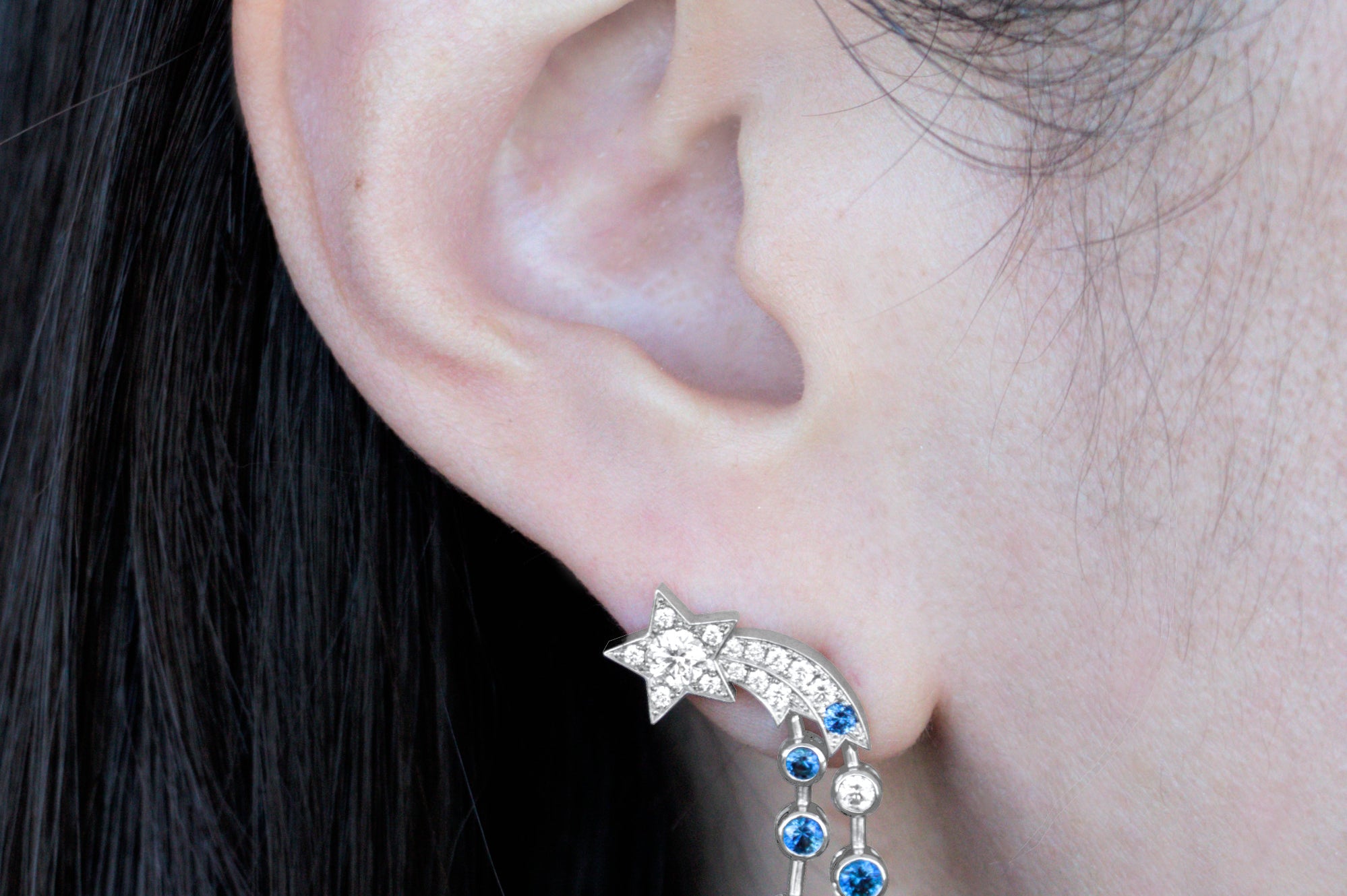 © イリーシージュエリー / Ery,C Jewelry / Eryc Jewelry / erycjewelry / eryc jewelry。夜sora（夜空）コレクションの星 ピアスとコメットと三日月 リング。天の川と流れ星、三日月と星をモチーフにしたハイジュエリーで、天然のカナダマークダイヤモンド（CanadaMark™ ハート＆アロー・ラウンドブリリアント）0.6ct、天然サファイア0.7ct、天然タンザナイト（カボション）3ct、天然ダイヤモンド0.3ct、プリンセスカットダイヤモンド0.6ct、ファンシーライトイエローダイヤモンド0.7ct、天然サファイア0.6ctを使用。Comet star earrings and moon ring from the Ery,C Jewelry Yozora collection, featuring natural CanadaMark™ hearts and arrows diamond, sapphire and tanzanite with milky way motif.