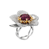 厳しい冬に咲く寒芍薬（クリスマスローズ）を表現した18Kゴールドのリング。StarBrite™（スターブライト）カットの7.41ctのウンバライトガーネットに、ダイヤモンド、コニャックカラーのブラウンダイヤモンド、アコヤパールをあしらった、Ery,C Jewelry（イリーシージュエリー）のファインジュエリー。An 18K gold ring inspired by the winter-blooming hellebore (Christmas rose). Featuring a 7.41-carat StarBrite™-cut Umbalite garnet, diamonds, cognac-colored brown diamonds, and Akoya pearls. Fine jewelry by Ery,C Jewelry.