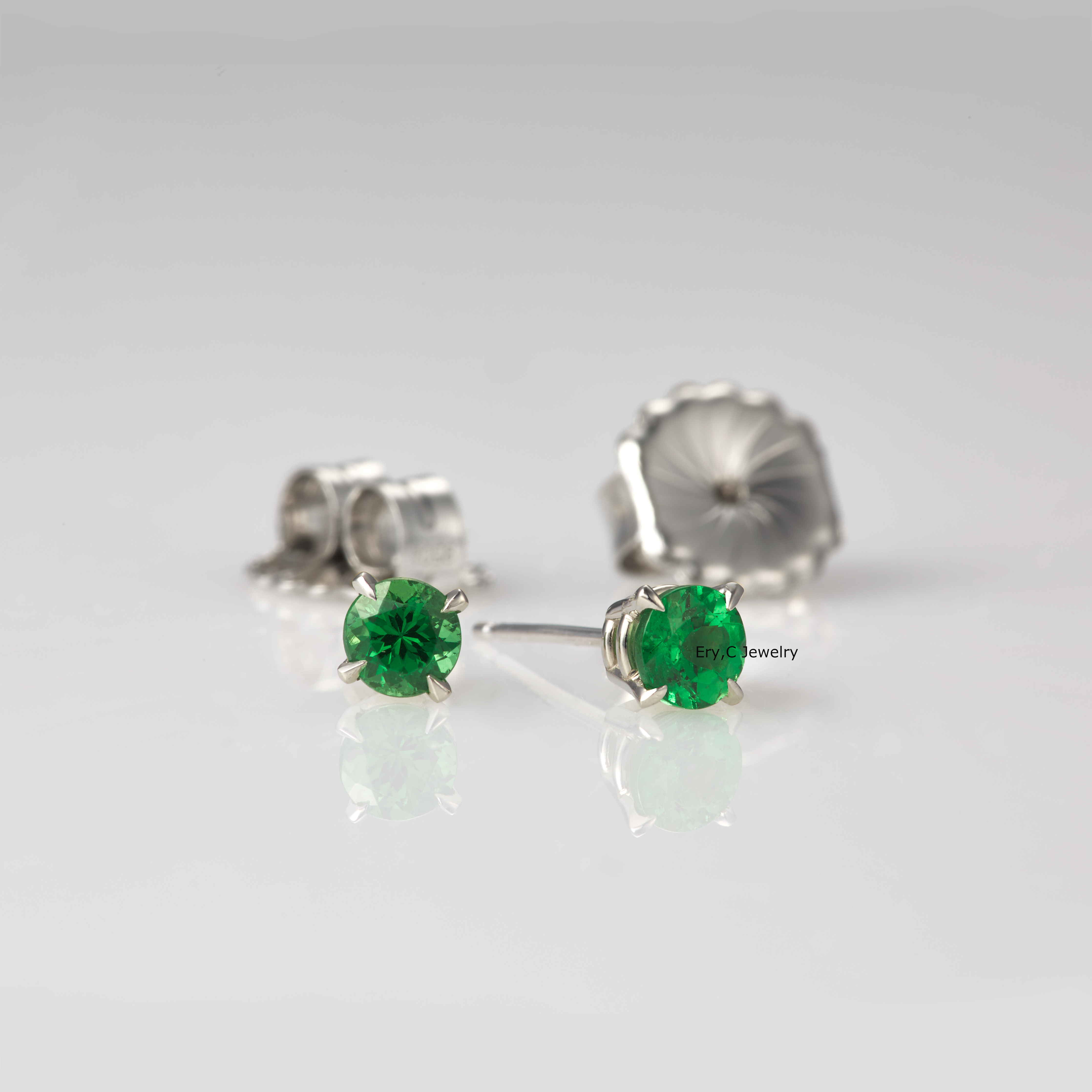 Ｋ18 / ツァボライト　スタッドピアス ツァボライト スタッドピアス / ダイヤモンド ヘイロー ピアス